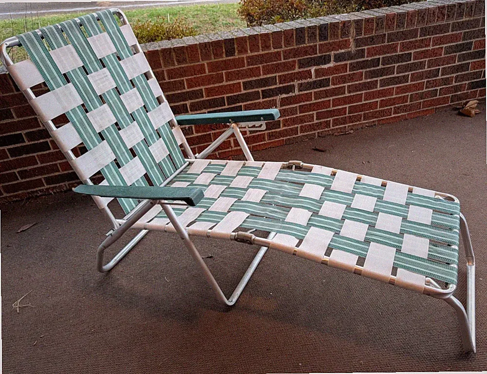 Vtg outdoor folding reclining chaise lounger chair GREEN & WHITE webbed aluminum